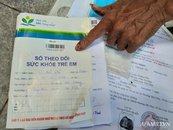 Xót xa bé trai hơn 1 tuổi mẹ đi tù, quanh năm trần truồng đi theo người đàn ông lạ ở Hà Nội-2