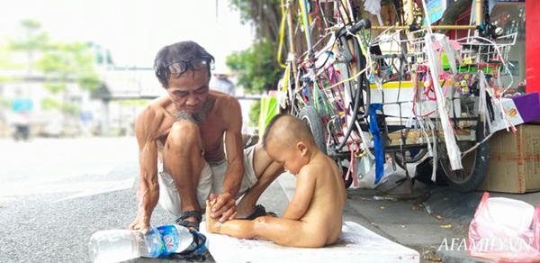 Xót xa bé trai hơn 1 tuổi mẹ đi tù, quanh năm trần truồng đi theo người đàn ông lạ ở Hà Nội-5