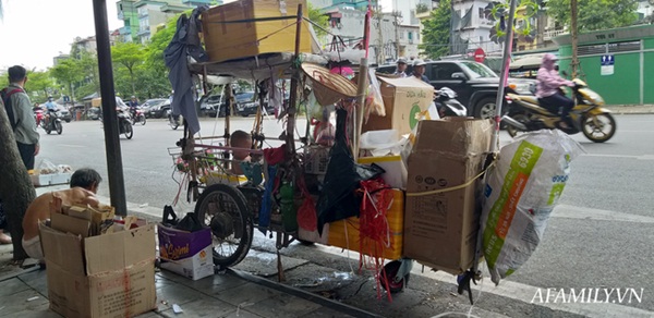 Xót xa bé trai hơn 1 tuổi mẹ đi tù, quanh năm trần truồng đi theo người đàn ông lạ ở Hà Nội-6