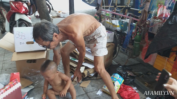 Xót xa bé trai hơn 1 tuổi mẹ đi tù, quanh năm trần truồng đi theo người đàn ông lạ ở Hà Nội-8