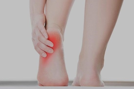 Đi khám vì bị đau gót chân, không ngờ phát hiện khối u máu: Bác sĩ cảnh báo 4 bệnh khác liên quan đến đau gót chân