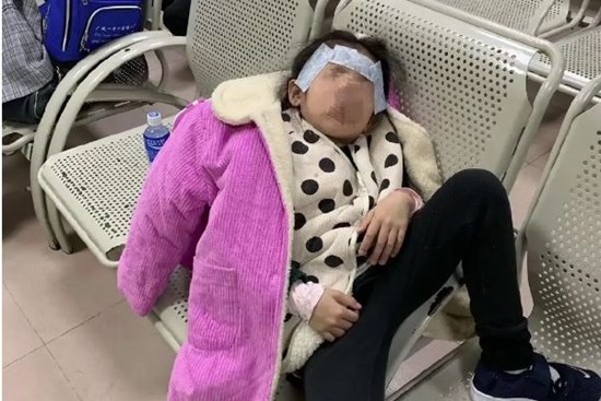 Phụ huynh tố giáo viên phạt con mình đến nôn ra máu: Hóa ra người mẹ bịa đặt nhưng thầy vẫn bị phạt vì điều này