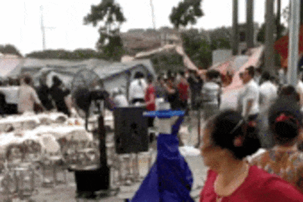 Rạp cưới bị giông lốc thổi tung, quan khách xung quanh chỉ biết