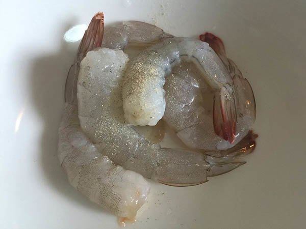 Mẹ làm Tôm nằm ổ, khỏi lo bé thắc mắc con tôm trong mỳ ăn liền của con đâu rồi?-1