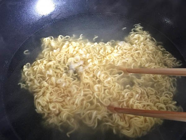 Mẹ làm Tôm nằm ổ, khỏi lo bé thắc mắc con tôm trong mỳ ăn liền của con đâu rồi?-2