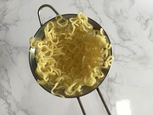 Mẹ làm Tôm nằm ổ, khỏi lo bé thắc mắc con tôm trong mỳ ăn liền của con đâu rồi?-3