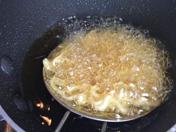 Mẹ làm Tôm nằm ổ, khỏi lo bé thắc mắc con tôm trong mỳ ăn liền của con đâu rồi?-4