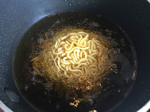 Mẹ làm Tôm nằm ổ, khỏi lo bé thắc mắc con tôm trong mỳ ăn liền của con đâu rồi?-5