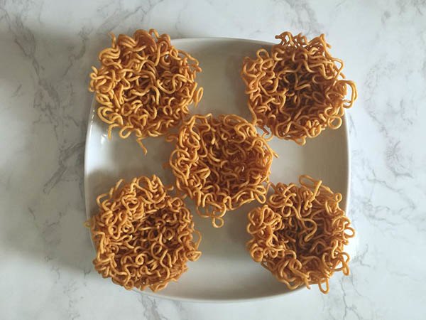 Mẹ làm Tôm nằm ổ, khỏi lo bé thắc mắc con tôm trong mỳ ăn liền của con đâu rồi?-6