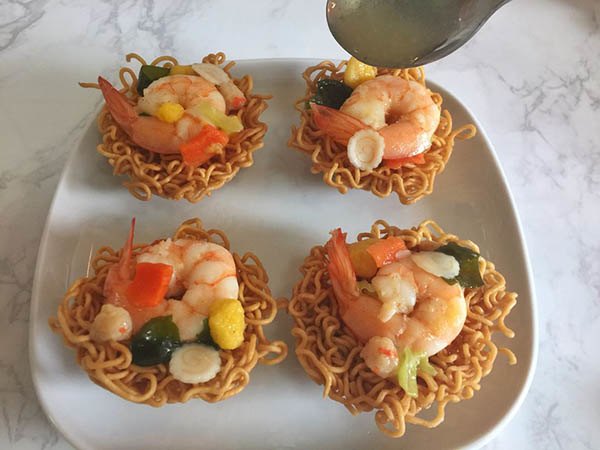 Mẹ làm Tôm nằm ổ, khỏi lo bé thắc mắc con tôm trong mỳ ăn liền của con đâu rồi?-8