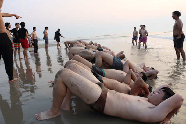 Bắt nạt học đường trá hình ở đại học: Sinh viên năm 1 bị khóa trên đánh đập, chịu đựng lạm dụng tình dục vẫn phải nhoẻn miệng cười-2