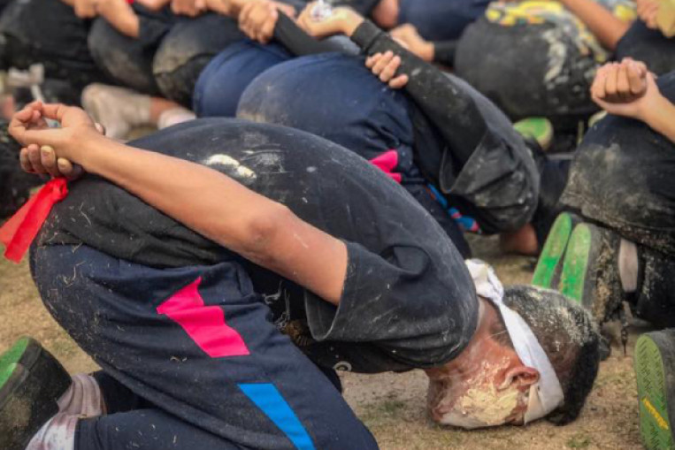 Bắt nạt học đường trá hình ở đại học: Sinh viên năm 1 bị khóa trên đánh đập, chịu đựng lạm dụng tình dục vẫn phải nhoẻn miệng cười-3