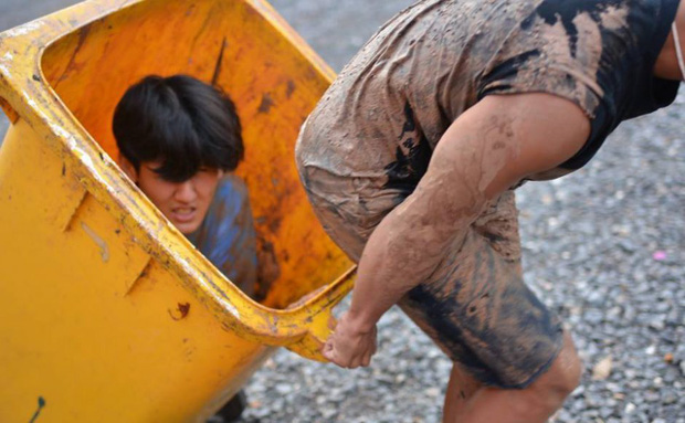 Bắt nạt học đường trá hình ở đại học: Sinh viên năm 1 bị khóa trên đánh đập, chịu đựng lạm dụng tình dục vẫn phải nhoẻn miệng cười-5