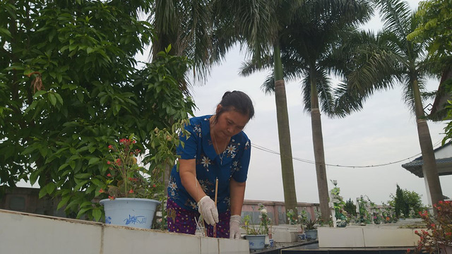 Gạt bỏ mọi đàm tiếu ác ý, người phụ nữ ở Hà Nội vẫn nhặt hàng vạn xác thai nhi về chôn ở ruộng nhà mình-1