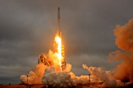 Xem tên lửa Falcon 9 của SpaceX hạ cánh trở lại Trái Đất