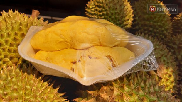 Sầu riêng bao ăn chất đống khắp vỉa hè Sài Gòn với giá siêu rẻ chỉ 50.000 đồng/kg: Gặp hạn mặn nên bán được đồng nào hay đồng đó!-10