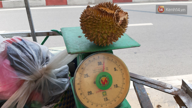 Sầu riêng bao ăn chất đống khắp vỉa hè Sài Gòn với giá siêu rẻ chỉ 50.000 đồng/kg: Gặp hạn mặn nên bán được đồng nào hay đồng đó!-2