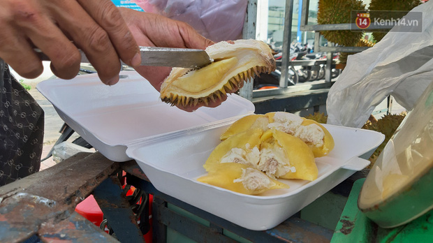 Sầu riêng bao ăn chất đống khắp vỉa hè Sài Gòn với giá siêu rẻ chỉ 50.000 đồng/kg: Gặp hạn mặn nên bán được đồng nào hay đồng đó!-3