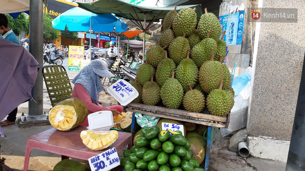 Sầu riêng bao ăn chất đống khắp vỉa hè Sài Gòn với giá siêu rẻ chỉ 50.000 đồng/kg: Gặp hạn mặn nên bán được đồng nào hay đồng đó!-4