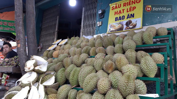 Sầu riêng bao ăn chất đống khắp vỉa hè Sài Gòn với giá siêu rẻ chỉ 50.000 đồng/kg: Gặp hạn mặn nên bán được đồng nào hay đồng đó!-5