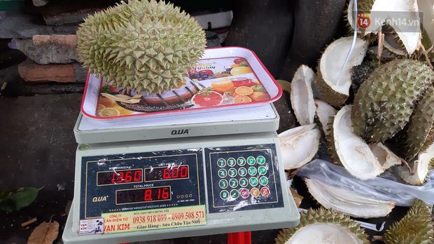Sầu riêng bao ăn chất đống khắp vỉa hè Sài Gòn với giá siêu rẻ chỉ 50.000 đồng/kg: Gặp hạn mặn nên bán được đồng nào hay đồng đó!-6