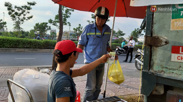 Sầu riêng bao ăn chất đống khắp vỉa hè Sài Gòn với giá siêu rẻ chỉ 50.000 đồng/kg: Gặp hạn mặn nên bán được đồng nào hay đồng đó!-9