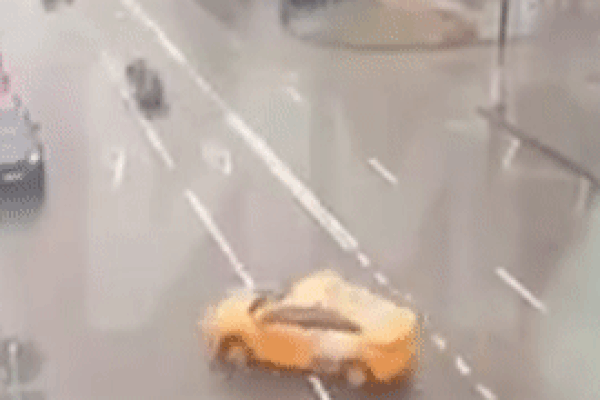 Phanh gấp tránh ôtô, xe máy ngã trượt dài trên đường