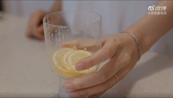 Vợ chủ tịch Taobao lần đầu tiên đưa cả 2 con vào vlog riêng và liên tục khoe nhẫn ở ngón áp út ẩn ý tình trạng của vợ chồng-1