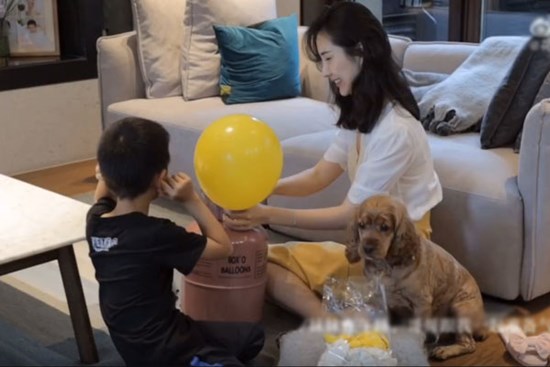 Vợ chủ tịch Taobao lần đầu tiên đưa cả 2 con vào vlog riêng và liên tục khoe nhẫn ở ngón áp út ẩn ý tình trạng của vợ chồng