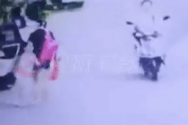 Người đàn ông dựng xe máy giữa đường thách thức tài xế ôtô-1