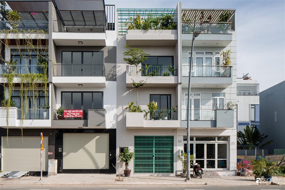 Nhà phố hướng Tây vẫn mát rượi không cần điều hòa nhờ thiết kế cầu thang thông gió và lấy sáng tiện ích ở Quận 7, Sài Gòn-1