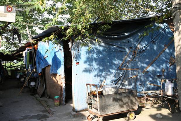 Người nghèo oằn mình trong căn phòng trọ bằng tôn cao chưa đầy 4m dưới nắng nóng 50 độ ở Hà Nội: Giữa trưa hơi nóng phả xuống không khác gì cái lò nướng cỡ lớn-1