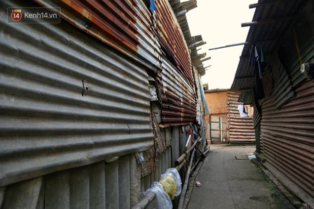 Người nghèo oằn mình trong căn phòng trọ bằng tôn cao chưa đầy 4m dưới nắng nóng 50 độ ở Hà Nội: Giữa trưa hơi nóng phả xuống không khác gì cái lò nướng cỡ lớn-3