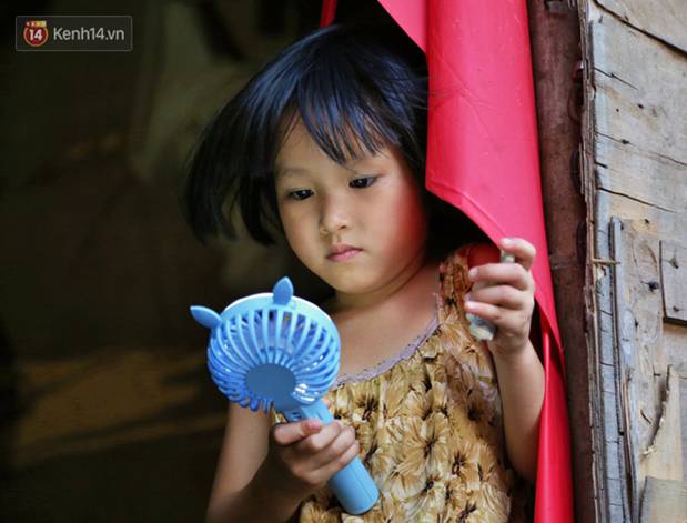 Người nghèo oằn mình trong căn phòng trọ bằng tôn cao chưa đầy 4m dưới nắng nóng 50 độ ở Hà Nội: Giữa trưa hơi nóng phả xuống không khác gì cái lò nướng cỡ lớn-12