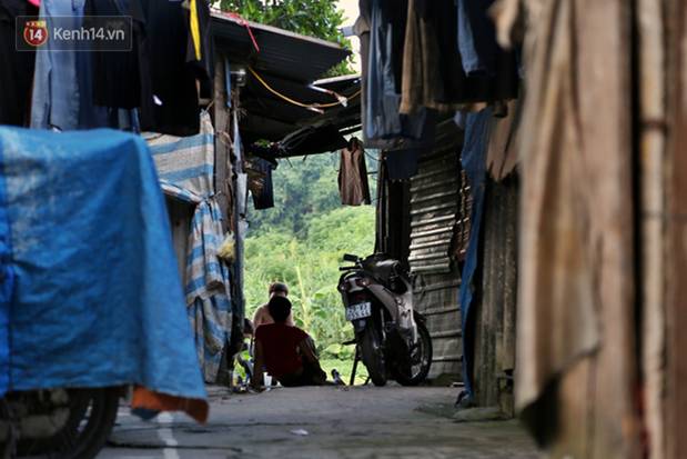 Người nghèo oằn mình trong căn phòng trọ bằng tôn cao chưa đầy 4m dưới nắng nóng 50 độ ở Hà Nội: Giữa trưa hơi nóng phả xuống không khác gì cái lò nướng cỡ lớn-14