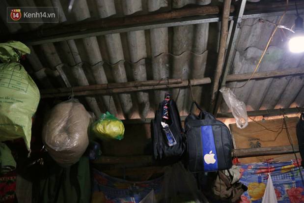 Người nghèo oằn mình trong căn phòng trọ bằng tôn cao chưa đầy 4m dưới nắng nóng 50 độ ở Hà Nội: Giữa trưa hơi nóng phả xuống không khác gì cái lò nướng cỡ lớn-7