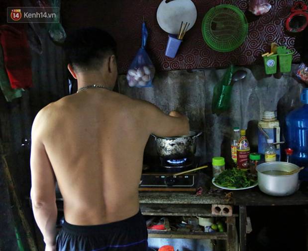 Người nghèo oằn mình trong căn phòng trọ bằng tôn cao chưa đầy 4m dưới nắng nóng 50 độ ở Hà Nội: Giữa trưa hơi nóng phả xuống không khác gì cái lò nướng cỡ lớn-8