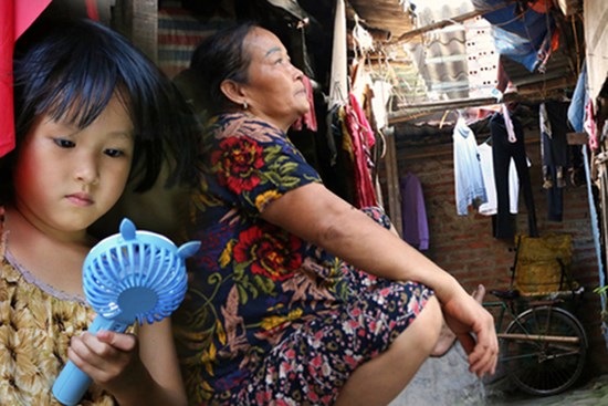 Người nghèo oằn mình trong căn phòng trọ bằng tôn cao chưa đầy 4m dưới nắng nóng 50 độ ở Hà Nội: 