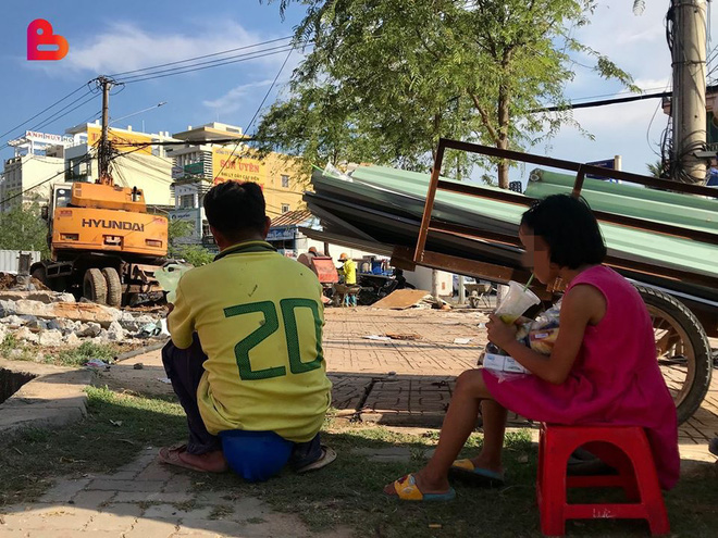 Ngày tết thiếu nhi đi làm cùng bố, bé gái có hành động phụ việc khiến nhiều người bất ngờ-1