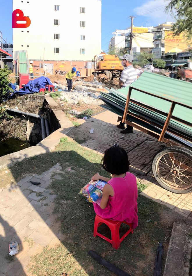 Ngày tết thiếu nhi đi làm cùng bố, bé gái có hành động phụ việc khiến nhiều người bất ngờ-2