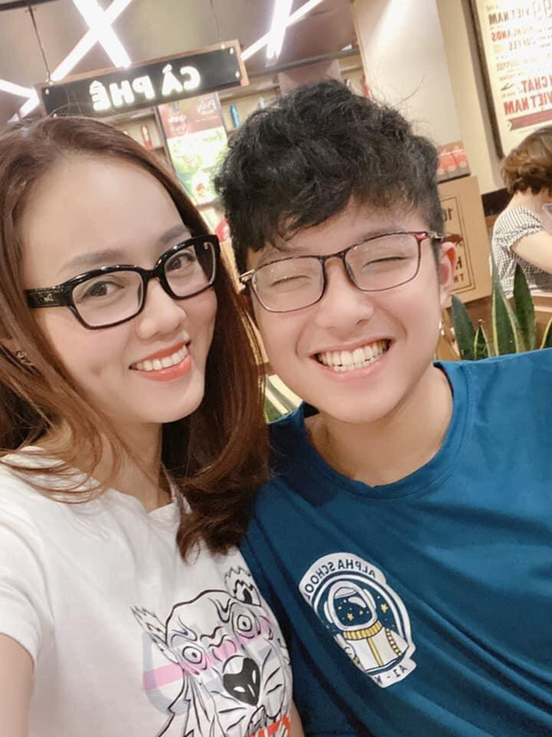 Bạn gái kém 15 tuổi selfie vui vẻ bên con riêng của Công Lý, vợ cũ MC Thảo Vân liền có bình luận hé lộ mối quan hệ-2