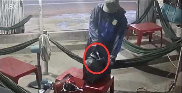 Vào quán cà phê, người đàn ông bất ngờ dùng búa đập đầu chị em chủ quán-1