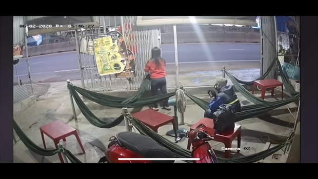 Vào quán cà phê, người đàn ông bất ngờ dùng búa đập đầu chị em chủ quán-2