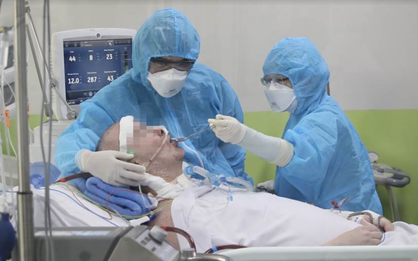 Hình ảnh xúc động: Nam phi công người Anh đã có thể mỉm cười, cầm ly nước uống và bắt tay với nhân viên tế-1