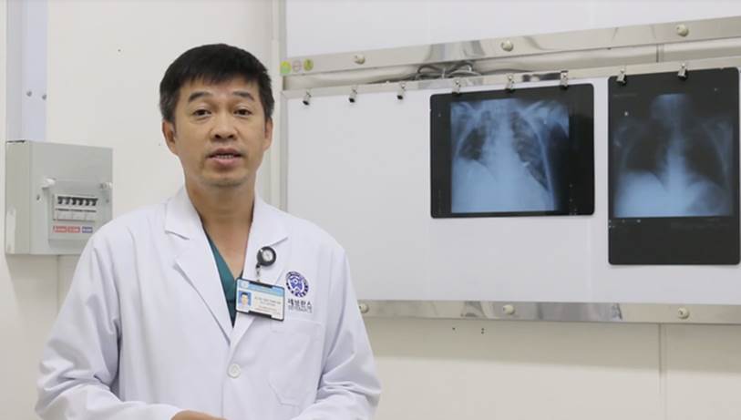 Hình ảnh xúc động: Nam phi công người Anh đã có thể mỉm cười, cầm ly nước uống và bắt tay với nhân viên tế-2