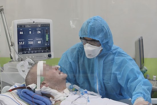 Hình ảnh xúc động: Nam phi công người Anh đã có thể mỉm cười, cầm ly nước uống và bắt tay với nhân viên tế