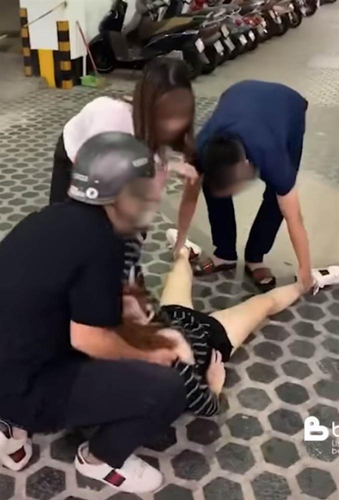 Hình ảnh cô gái trẻ say đến mức đi không nổi phải nhờ bạn khiêng khiến dân mạng lắc đầu ngán ngẩm: Uống lấy chết hay gì?-1