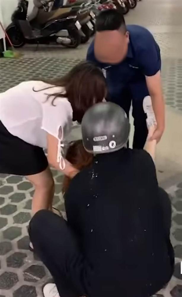 Hình ảnh cô gái trẻ say đến mức đi không nổi phải nhờ bạn khiêng khiến dân mạng lắc đầu ngán ngẩm: Uống lấy chết hay gì?-2