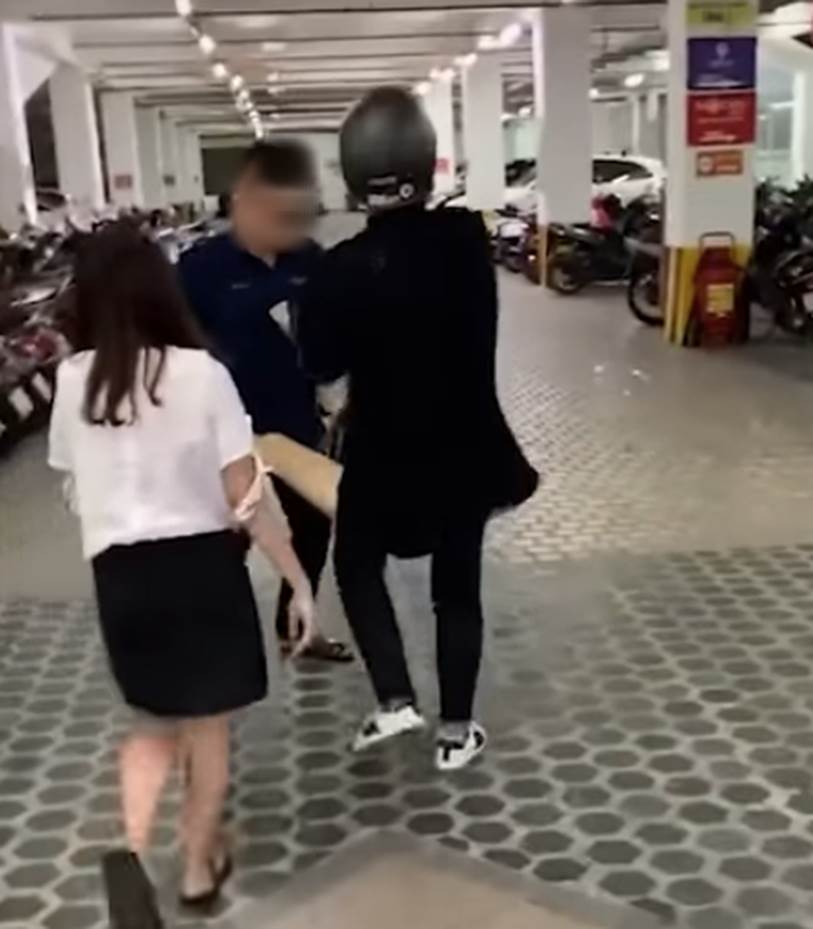 Hình ảnh cô gái trẻ say đến mức đi không nổi phải nhờ bạn khiêng khiến dân mạng lắc đầu ngán ngẩm: Uống lấy chết hay gì?-3