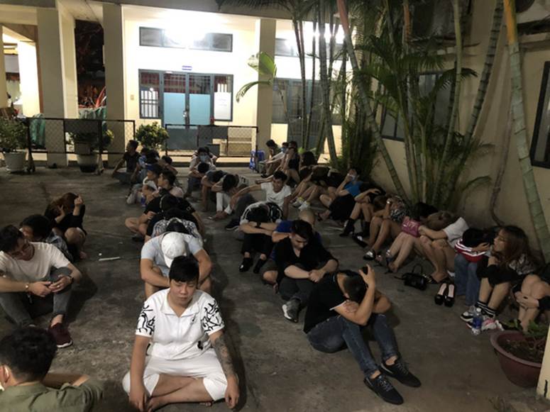 Hàng trăm dân chơi tháo chạy tán loạn khỏi quán bar ở Sài Gòn khi bị kiểm tra-1